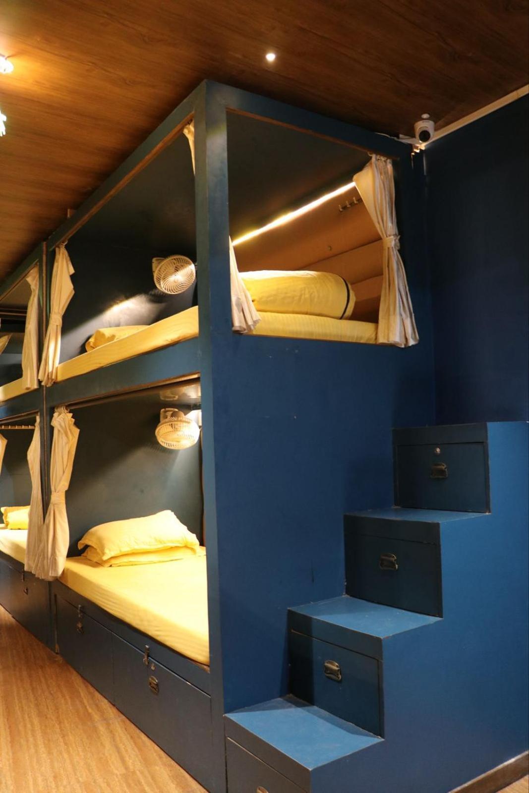 Sinhassan Dormitory Hostel Juhu ムンバイ エクステリア 写真