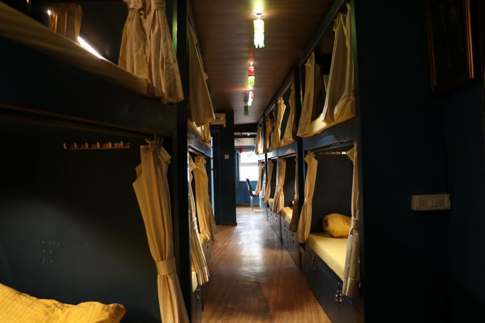 Sinhassan Dormitory Hostel Juhu ムンバイ エクステリア 写真