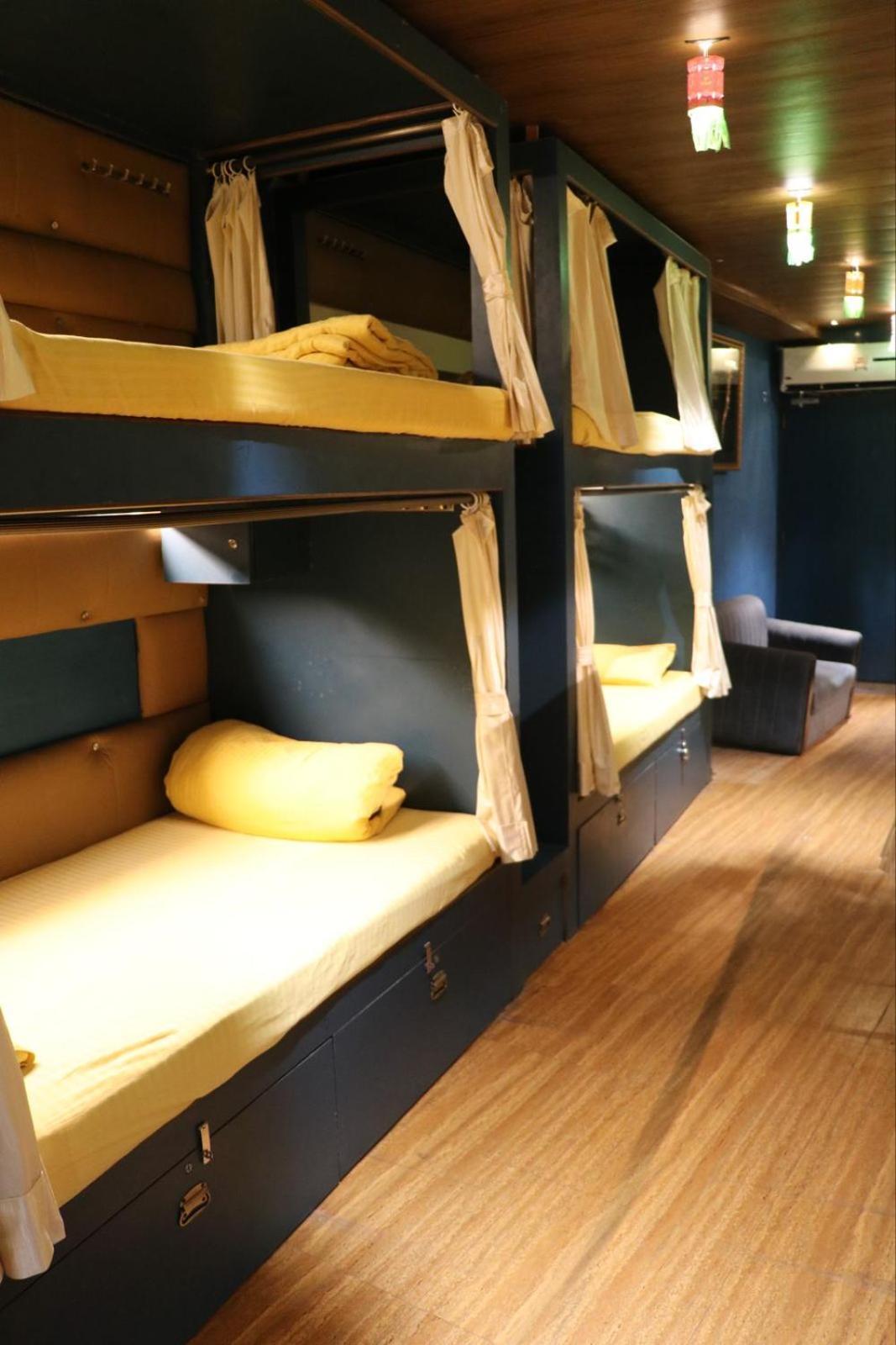 Sinhassan Dormitory Hostel Juhu ムンバイ エクステリア 写真