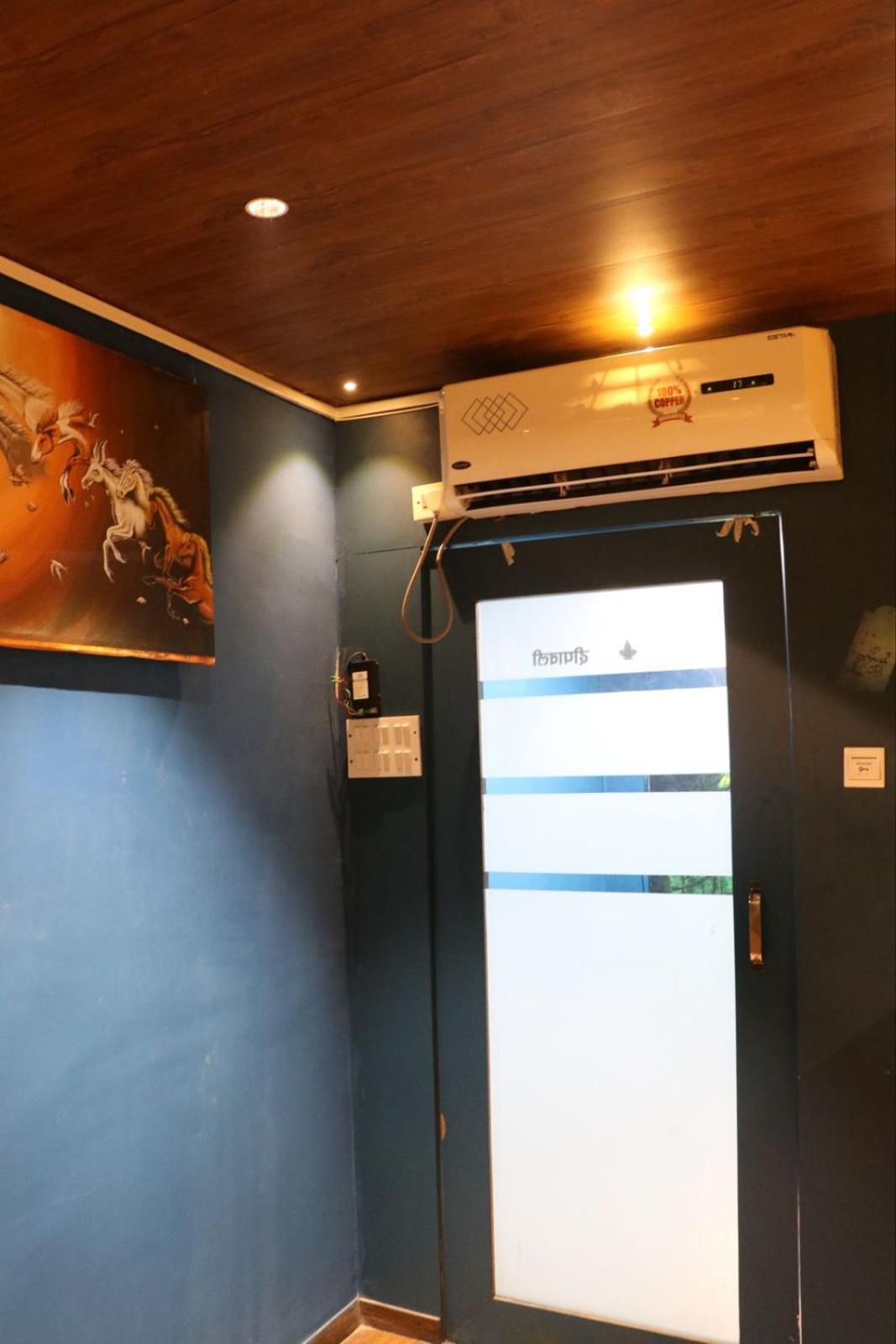 Sinhassan Dormitory Hostel Juhu ムンバイ エクステリア 写真