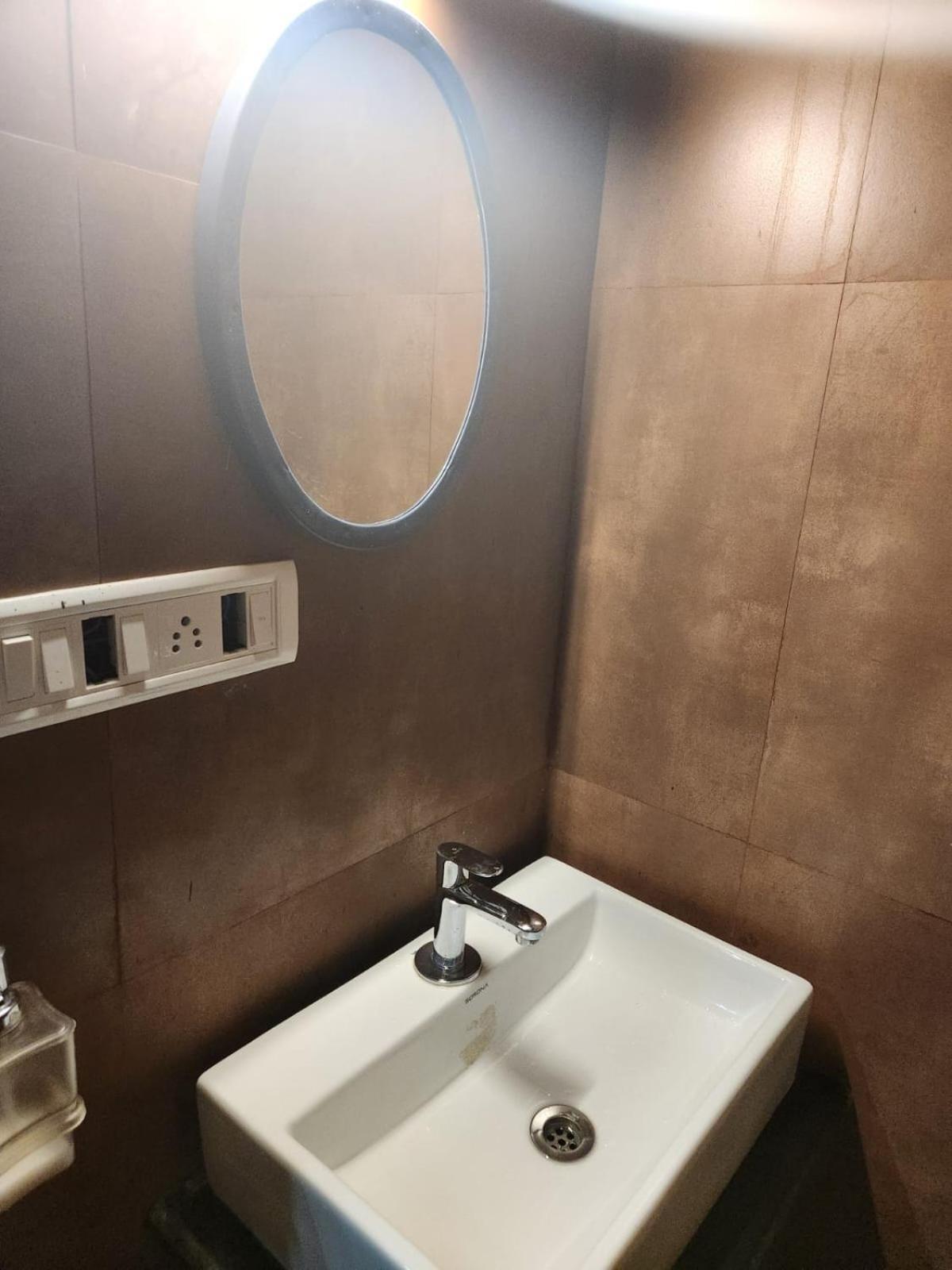 Sinhassan Dormitory Hostel Juhu ムンバイ エクステリア 写真