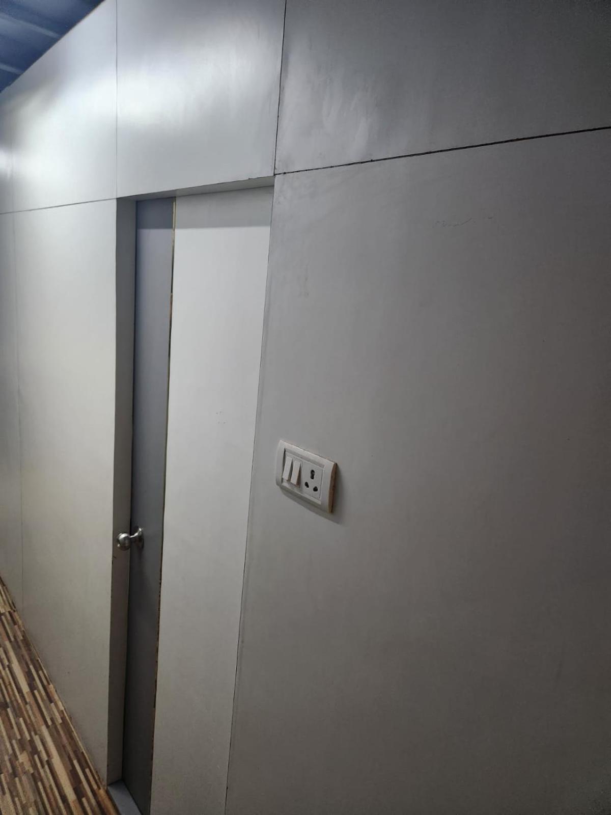 Sinhassan Dormitory Hostel Juhu ムンバイ エクステリア 写真