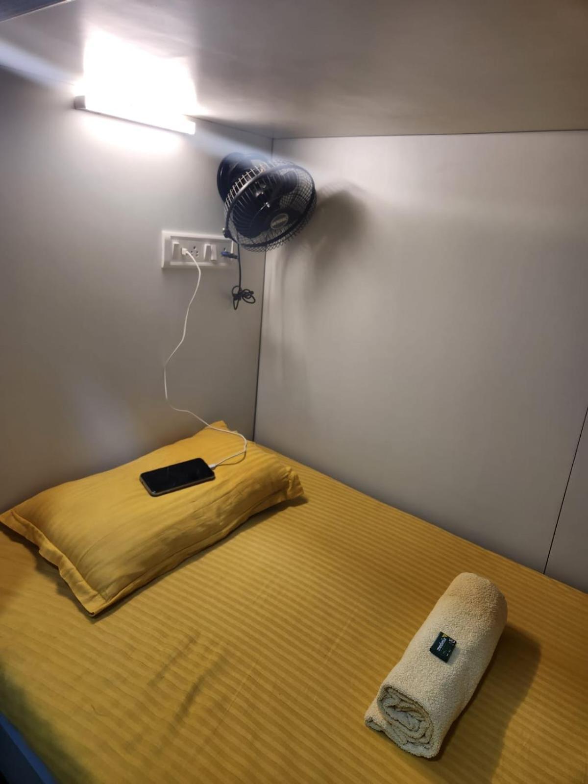 Sinhassan Dormitory Hostel Juhu ムンバイ エクステリア 写真