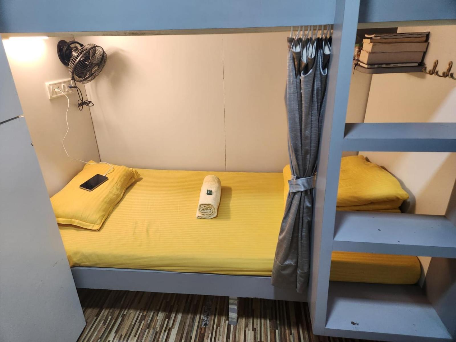 Sinhassan Dormitory Hostel Juhu ムンバイ エクステリア 写真