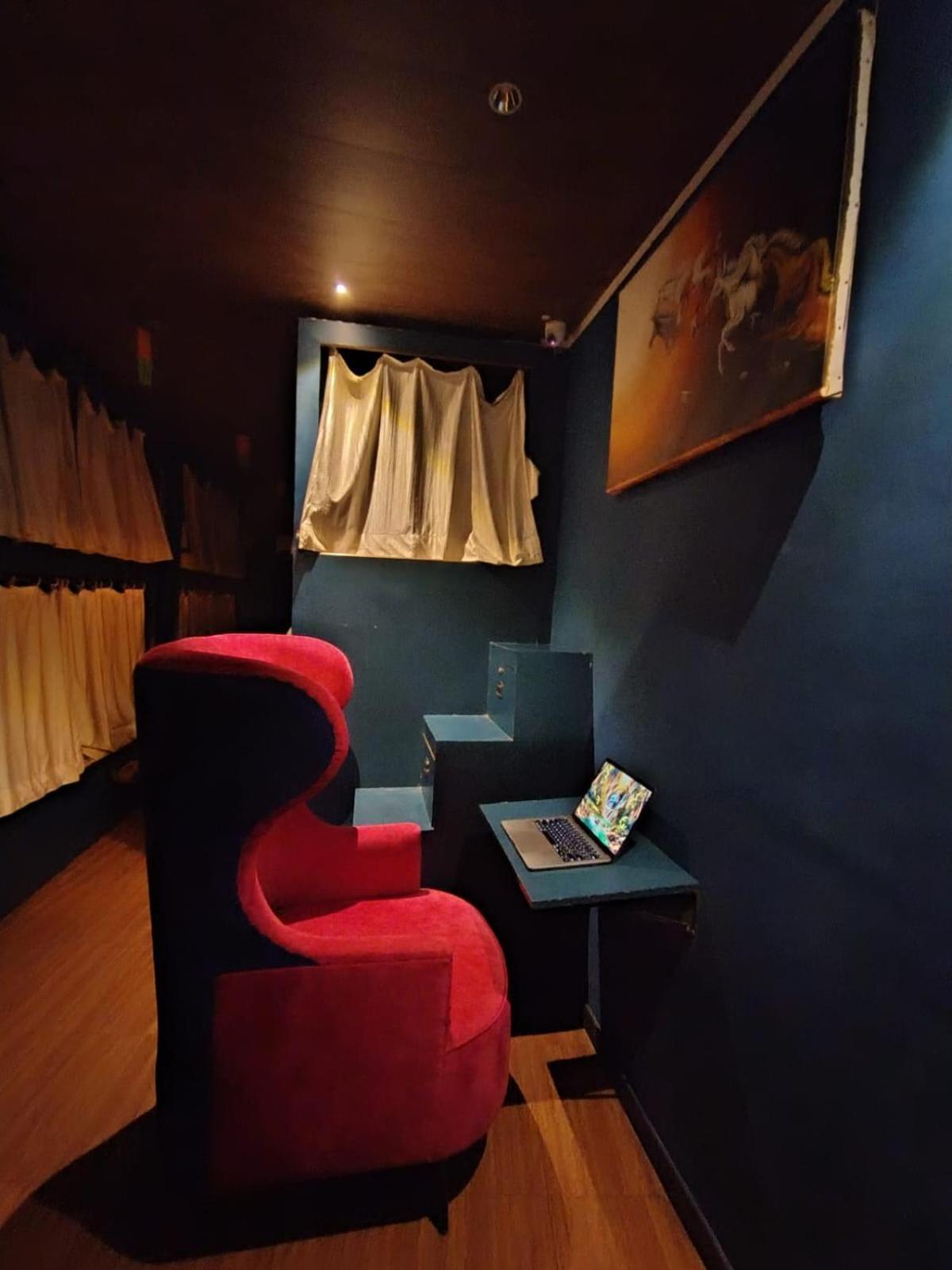 Sinhassan Dormitory Hostel Juhu ムンバイ エクステリア 写真
