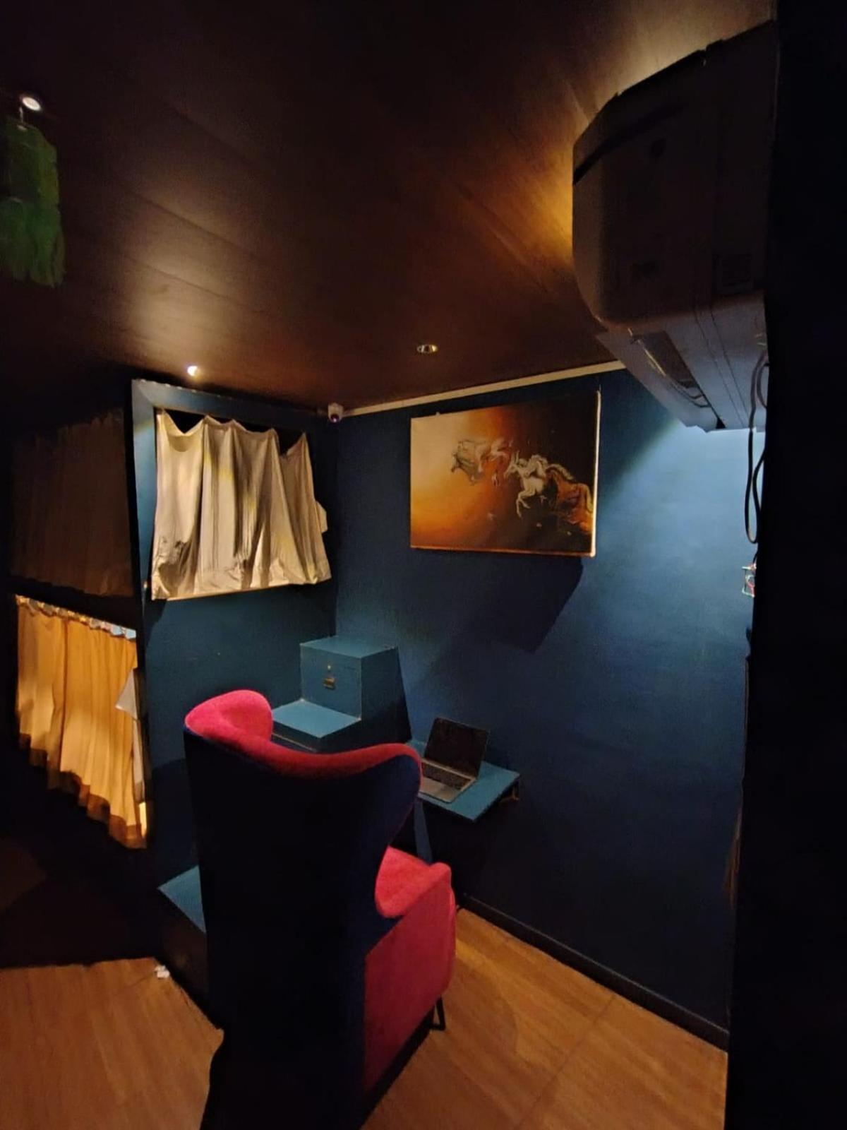 Sinhassan Dormitory Hostel Juhu ムンバイ エクステリア 写真