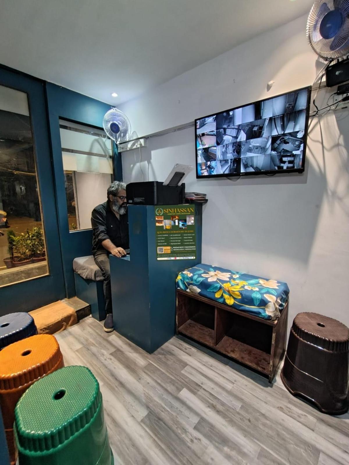 Sinhassan Dormitory Hostel Juhu ムンバイ エクステリア 写真