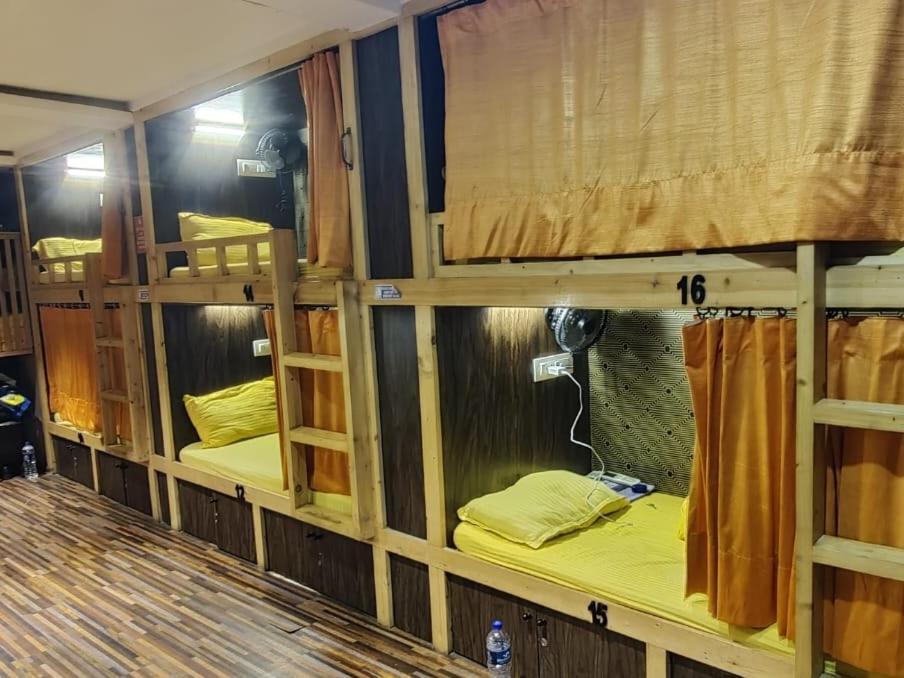 Sinhassan Dormitory Hostel Juhu ムンバイ エクステリア 写真